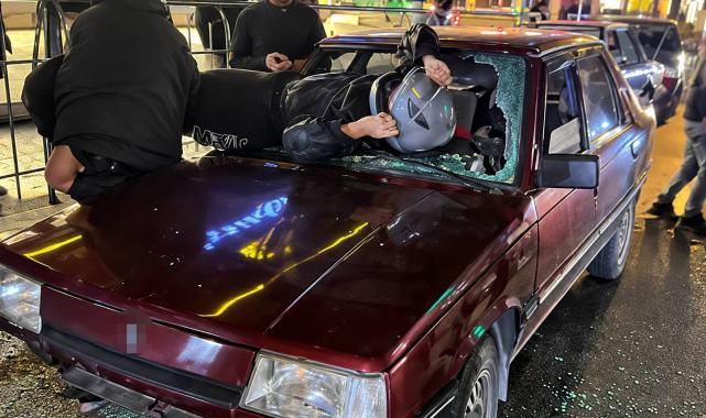 Otomobile çarpan motosiklet sürücüsü camdan içeri girdi