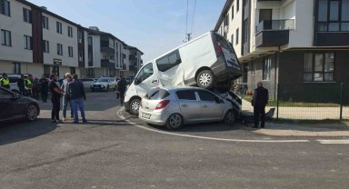 Otomobilin çarptığı minibüs park halindeki aracın üzerine çıktı: 3 yaralı