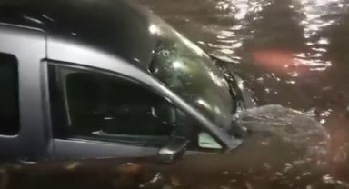 Pendik'te alt geçidi su bastı, sürücü ve kızı mahsur kaldı