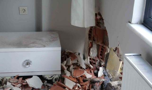 Pendik'te hafriyat kamyonu binaya çarptı: 1 yaralı