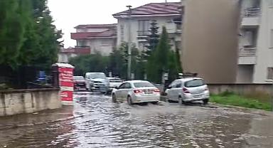 SAKARYA’DA SAĞANAK YOLLARI GÖLE ÇEVİRDİ: RÖGARLAR TAŞTI, SÜRÜCÜLER ZORLANDI!