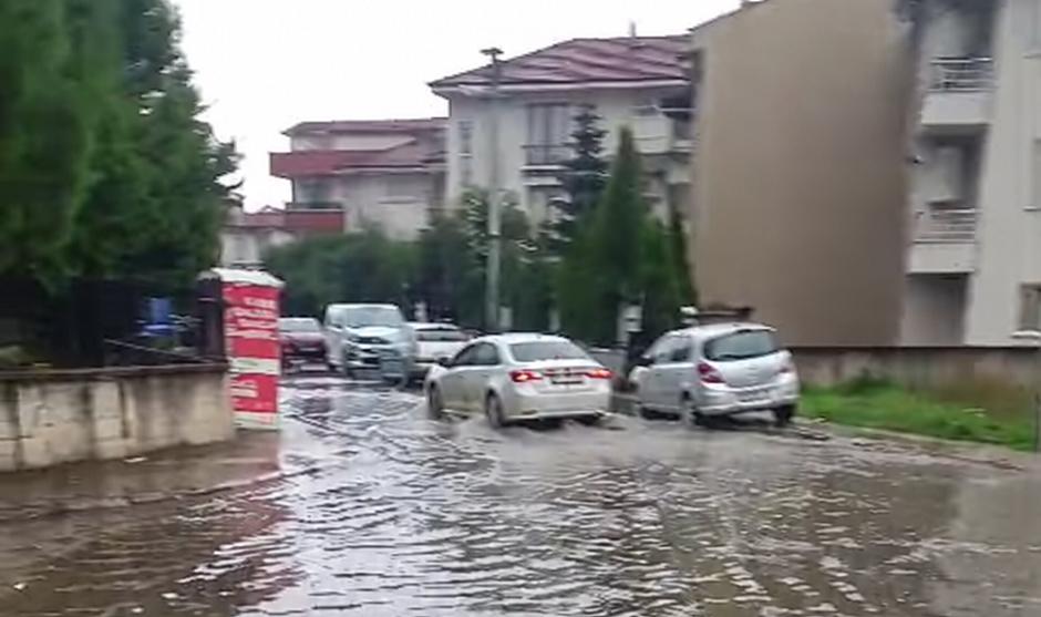 SAKARYA’DA SAĞANAK YOLLARI GÖLE ÇEVİRDİ: RÖGARLAR TAŞTI, SÜRÜCÜLER ZORLANDI!