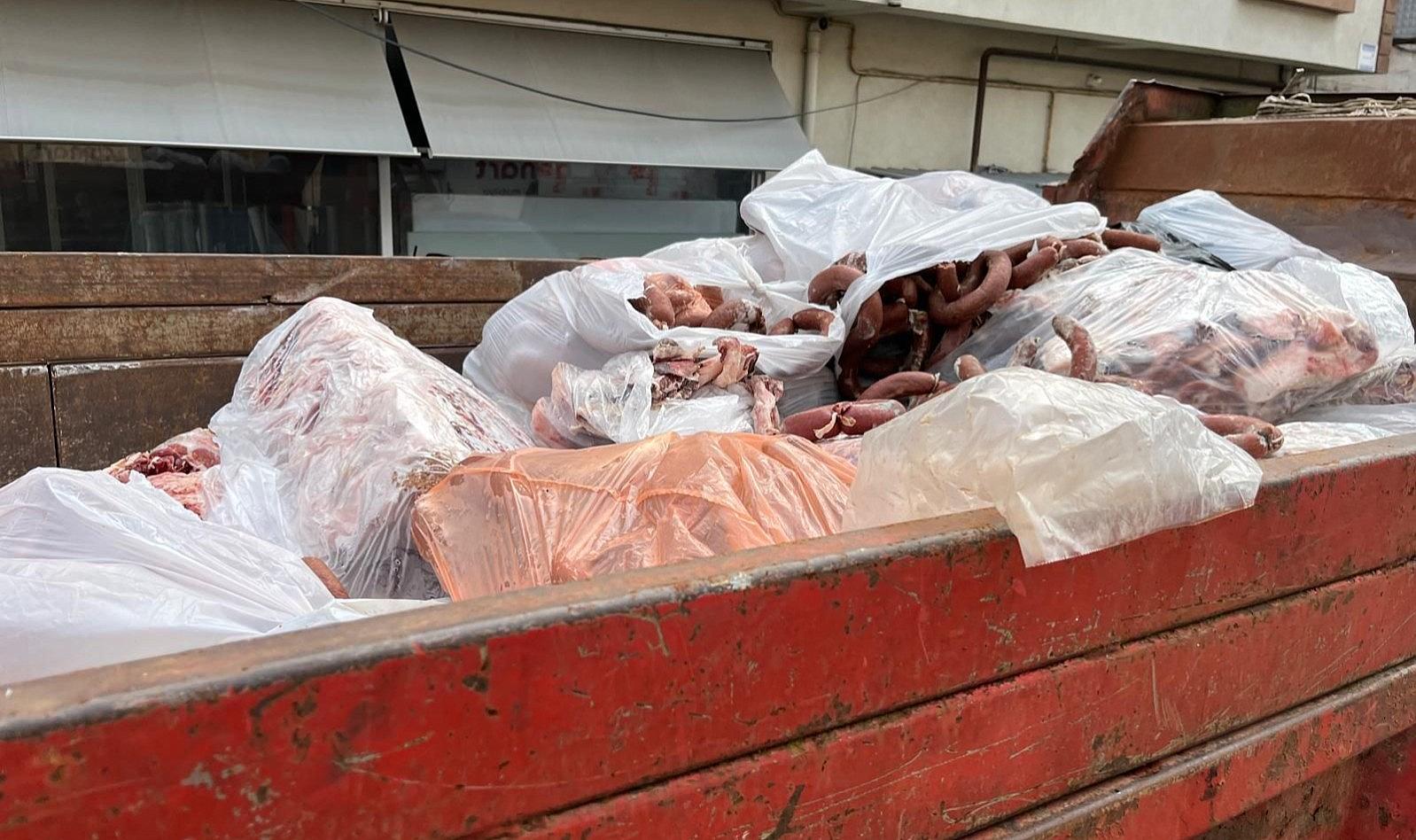 SAKARYA’DA SUCUKTA DOMUZ ETİ ÇIKTI: 2,6 TON ÜRÜN İMHA EDİLDİ, İŞLETME KAPATILDI!