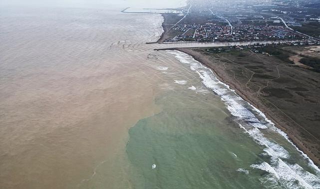 Sakarya Nehri, taşıdığı çamur ve sularla Karadeniz'in rengini değiştirdi