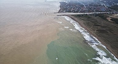 Sakarya Nehri, taşıdığı çamur ve sularla Karadeniz'in rengini değiştirdi
