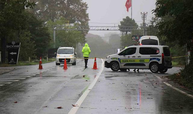 Sakarya'da sağanak yağış köprüyü vurdu: Çökme tehlikesi nedeniyle trafiğe kapatıldı