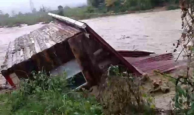 Sakarya'da sel sularına kapılan evler böyle sürüklendi: Evdekiler son anda kurtuldu