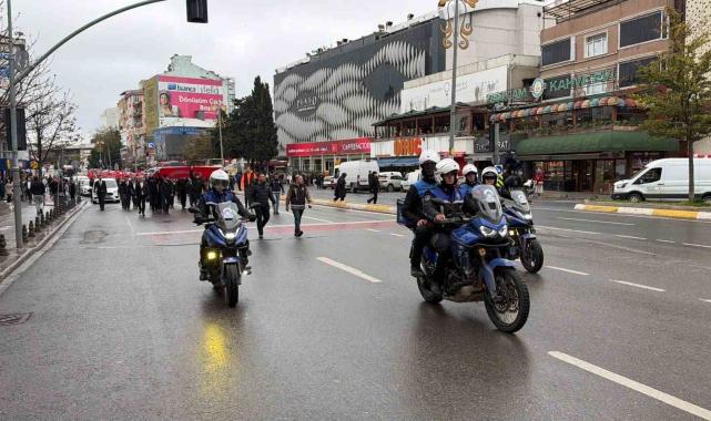 Sultanbeyli'de Cumhuriyet coşkusu: Cumhuriyet yürüyüşü ve çelenk sunma töreni düzenlendi