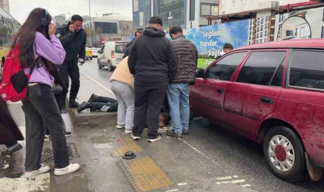 Sultangazi'de yaya geçidinde otomobilin çarptığı kadın yaralandı