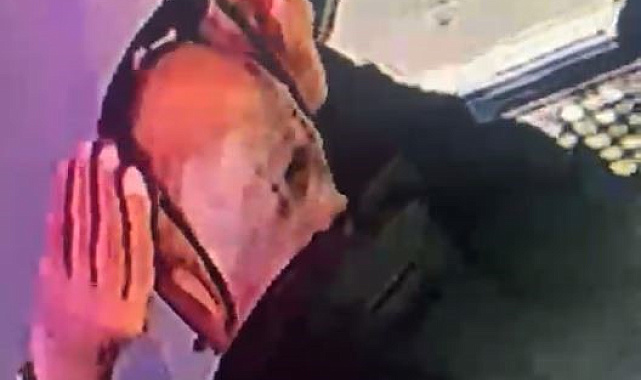 Tezgahta unutulan güneş gözlüğünü kendisininmiş gibi kafasına takıp oradan ayrıldı, sahibi gözlüğünü alana seslendi