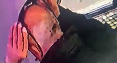 Tezgahta unutulan güneş gözlüğünü kendisininmiş gibi kafasına takıp oradan ayrıldı, sahibi gözlüğünü alana seslendi