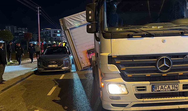 Tırın kafasından ayrılan dorse yola devrildi: 3 araç kıl payı kurtuldu