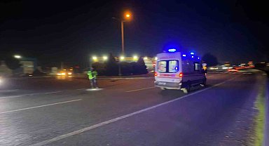 Trafikte kalan ambulansa polis ekiplerinden hızlı müdahale