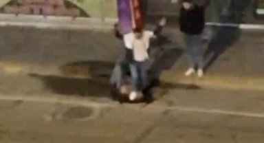 Yerdeki kişinin yüzüne ayağıyla bastı: Şiddet anları kamerada